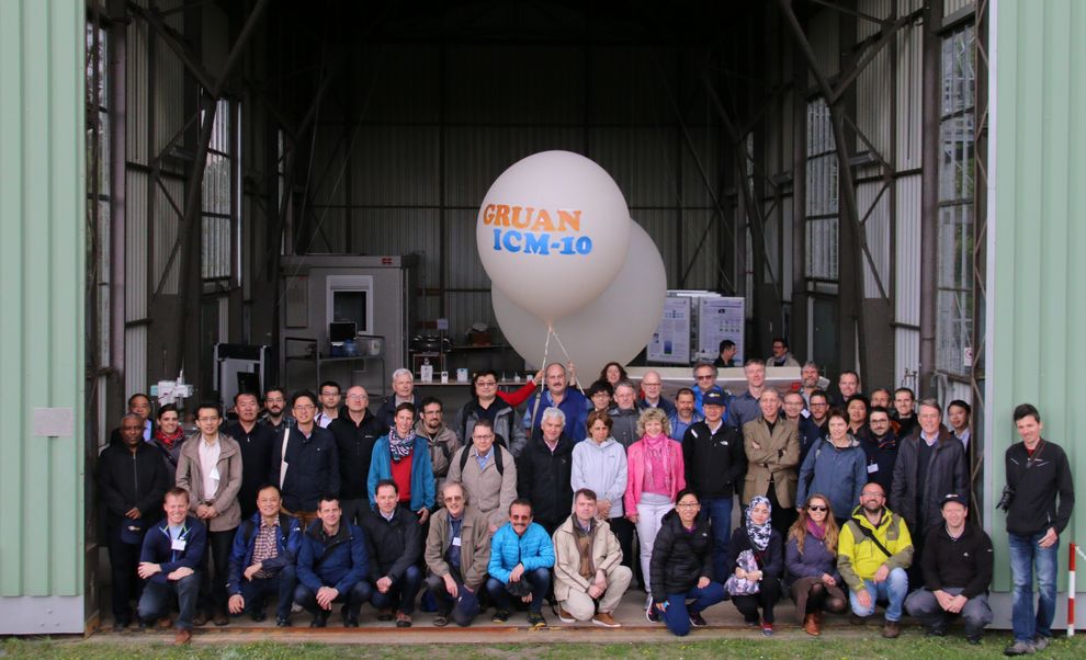 Group picture of ICM-10 participants in the Lindenberg balloon hall